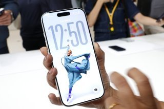 Une personne tient le nouveau Apple iPhone 17 Pro lors du lancement du produit à l'Apple Park de Cupertino, en Californie. KEYSTONE/EPA/JOHN G. MABANGLO